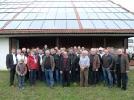 Gruppenfoto vor der Solaranlage in Güssing